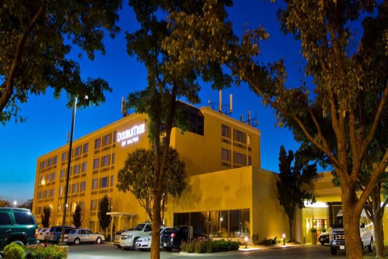 מלון Doubletree By Hilton Wichita Airport מראה חיצוני תמונה