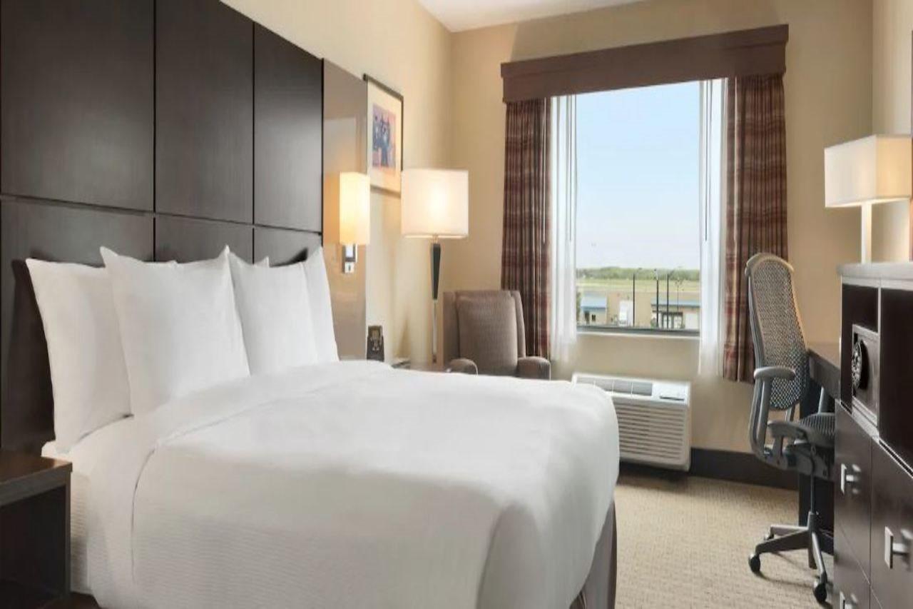 מלון Doubletree By Hilton Wichita Airport מראה חיצוני תמונה