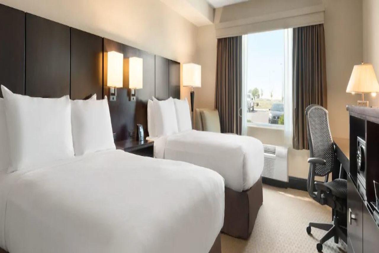 מלון Doubletree By Hilton Wichita Airport מראה חיצוני תמונה