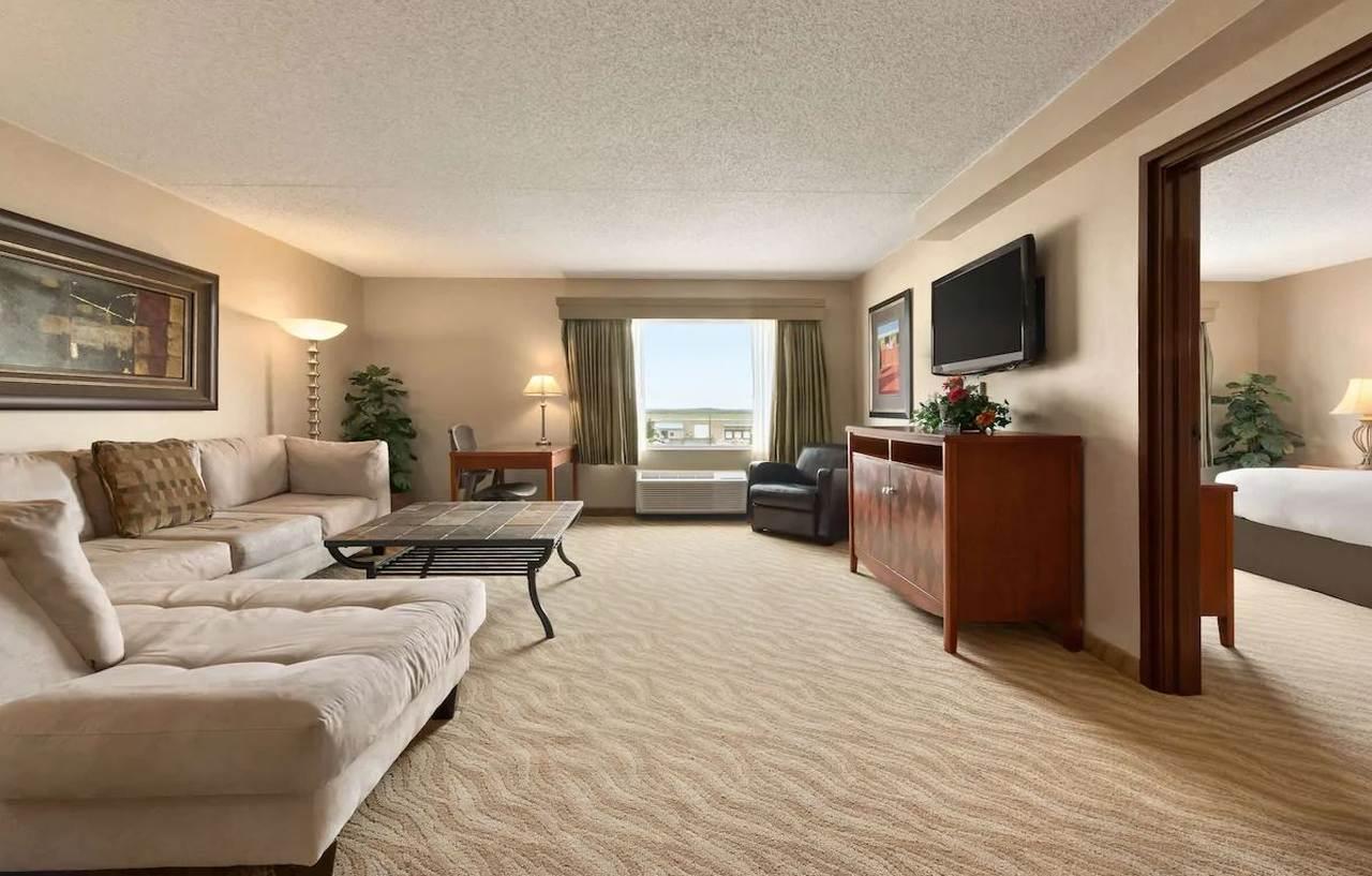 מלון Doubletree By Hilton Wichita Airport מראה חיצוני תמונה