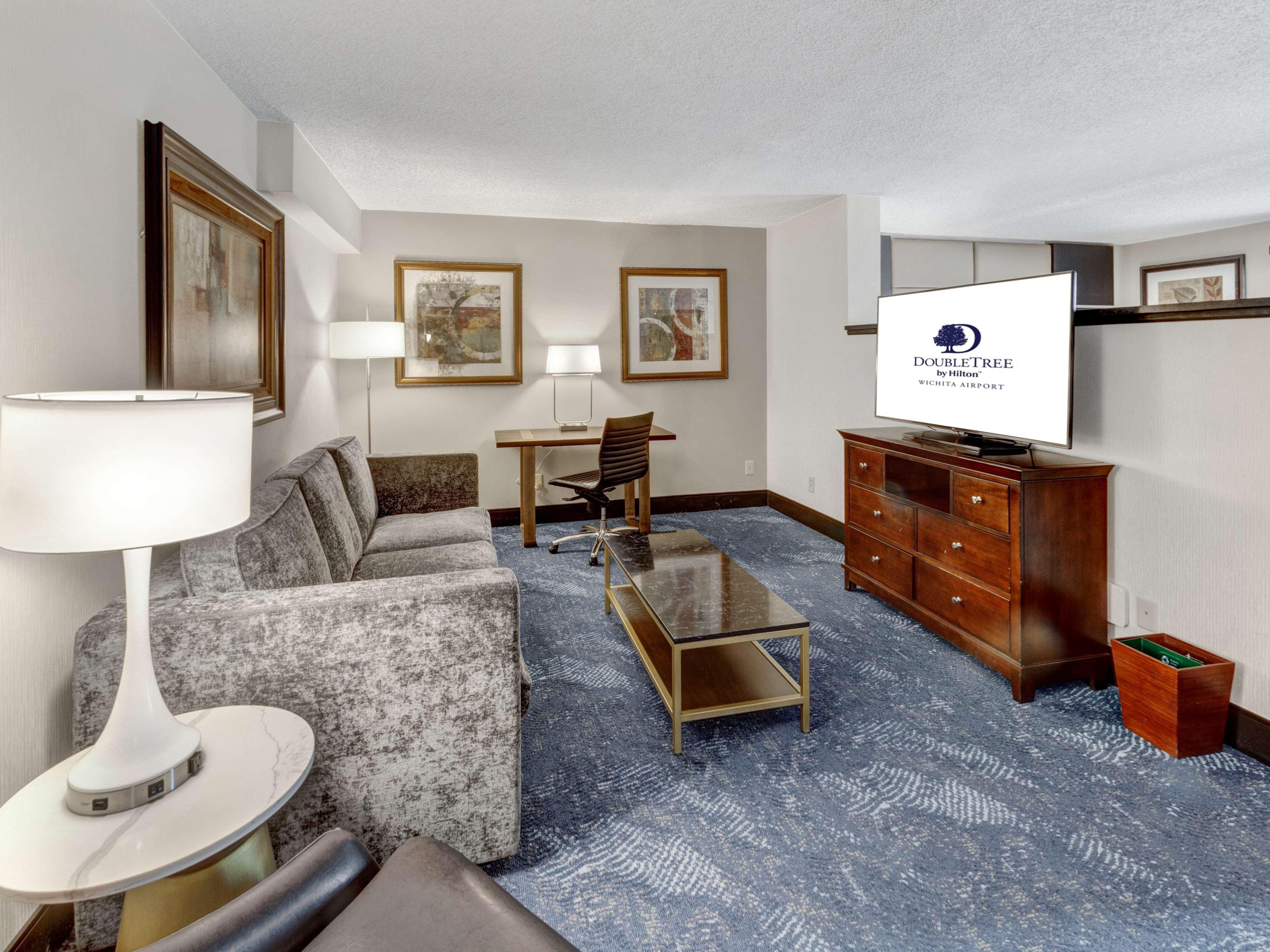 מלון Doubletree By Hilton Wichita Airport מראה חיצוני תמונה