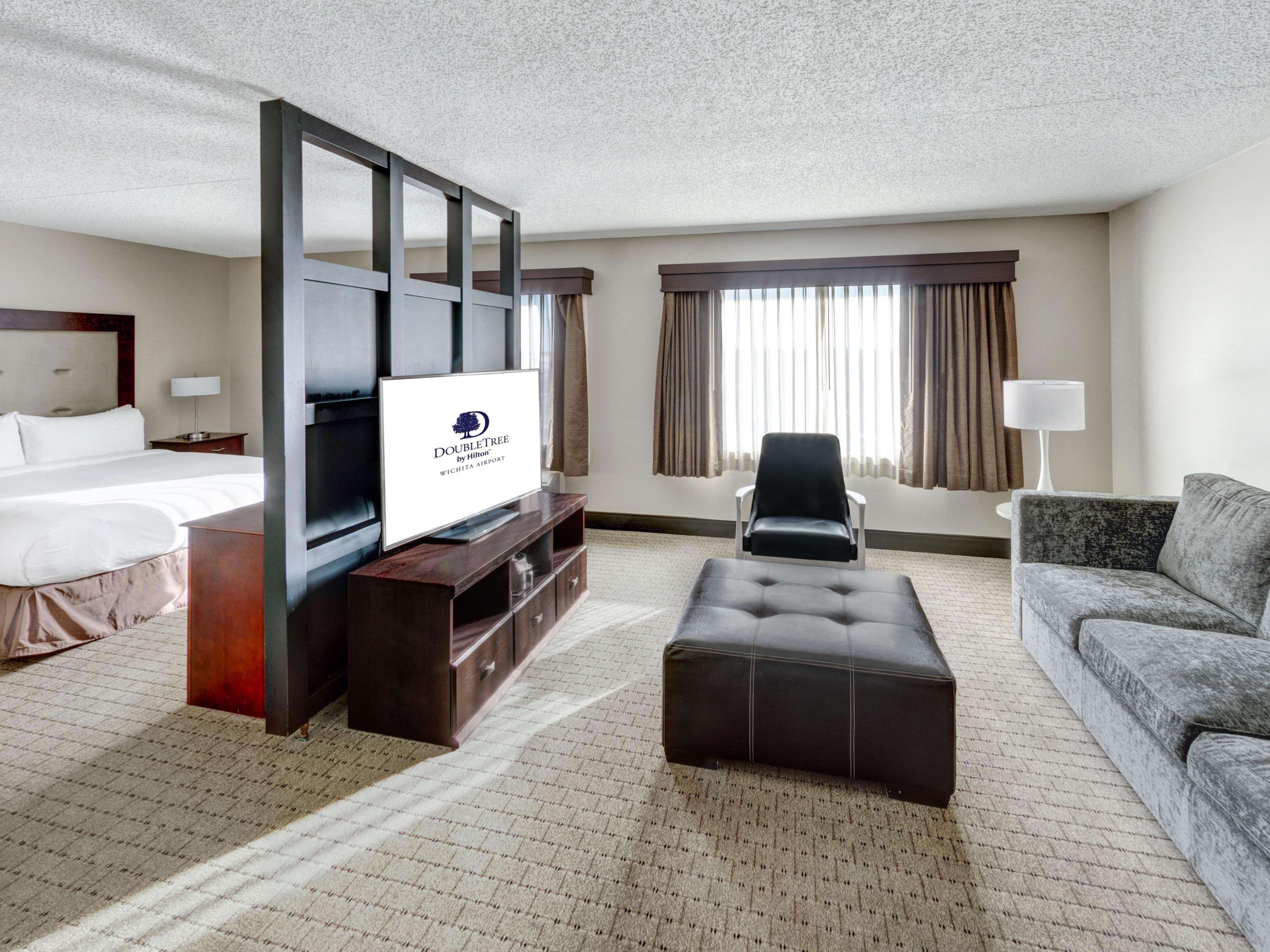מלון Doubletree By Hilton Wichita Airport מראה חיצוני תמונה