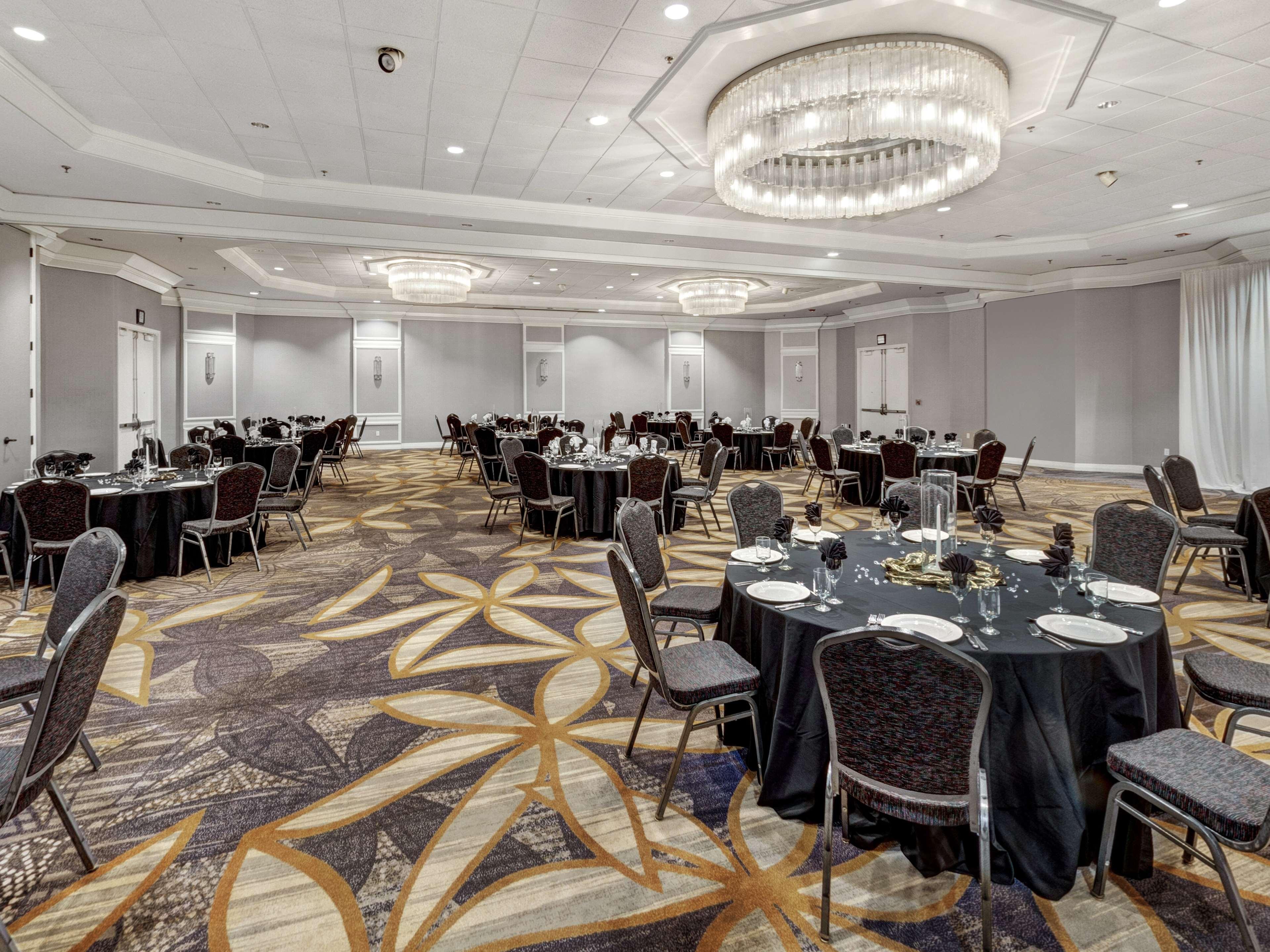 מלון Doubletree By Hilton Wichita Airport מראה חיצוני תמונה