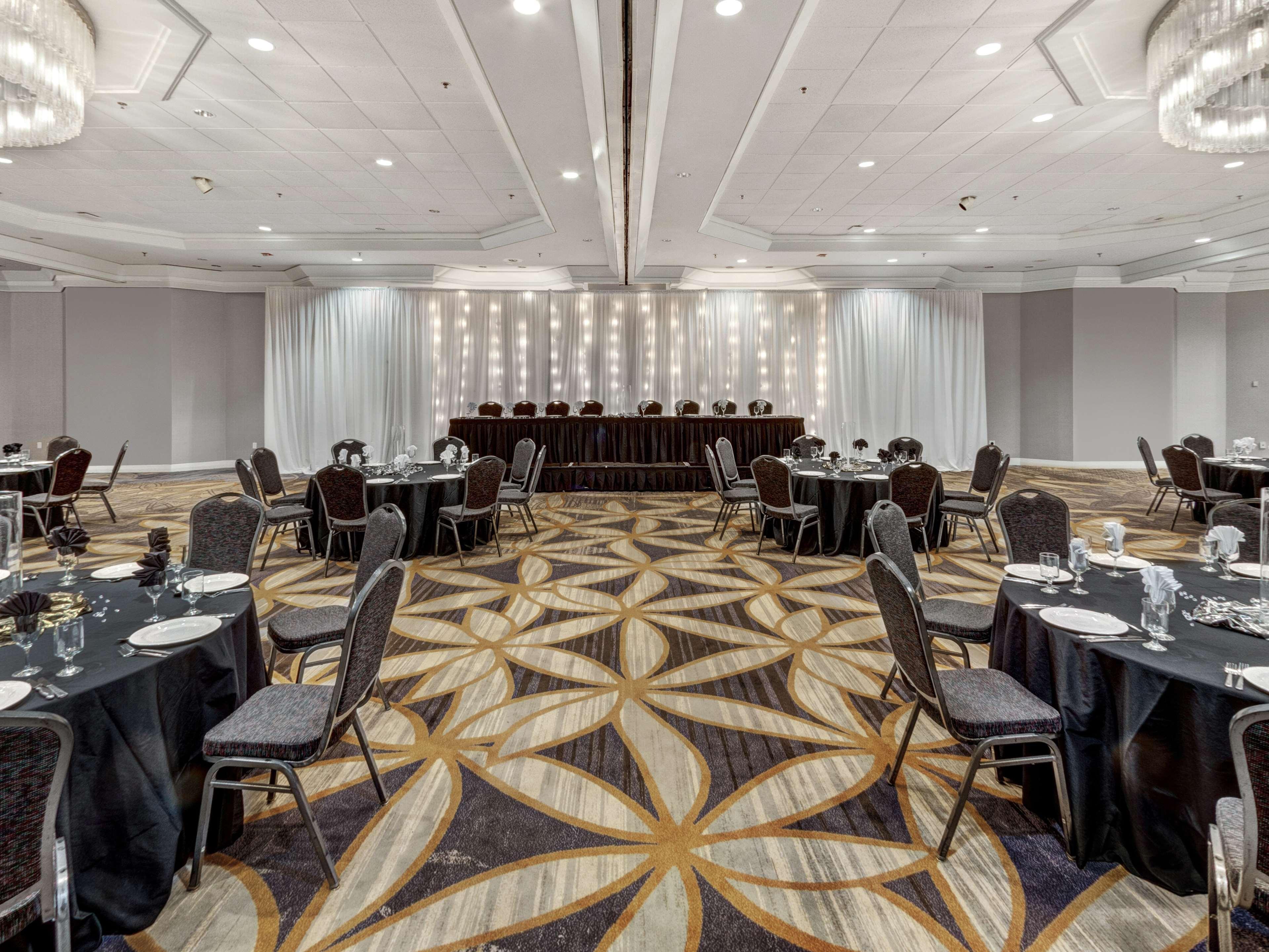 מלון Doubletree By Hilton Wichita Airport מראה חיצוני תמונה