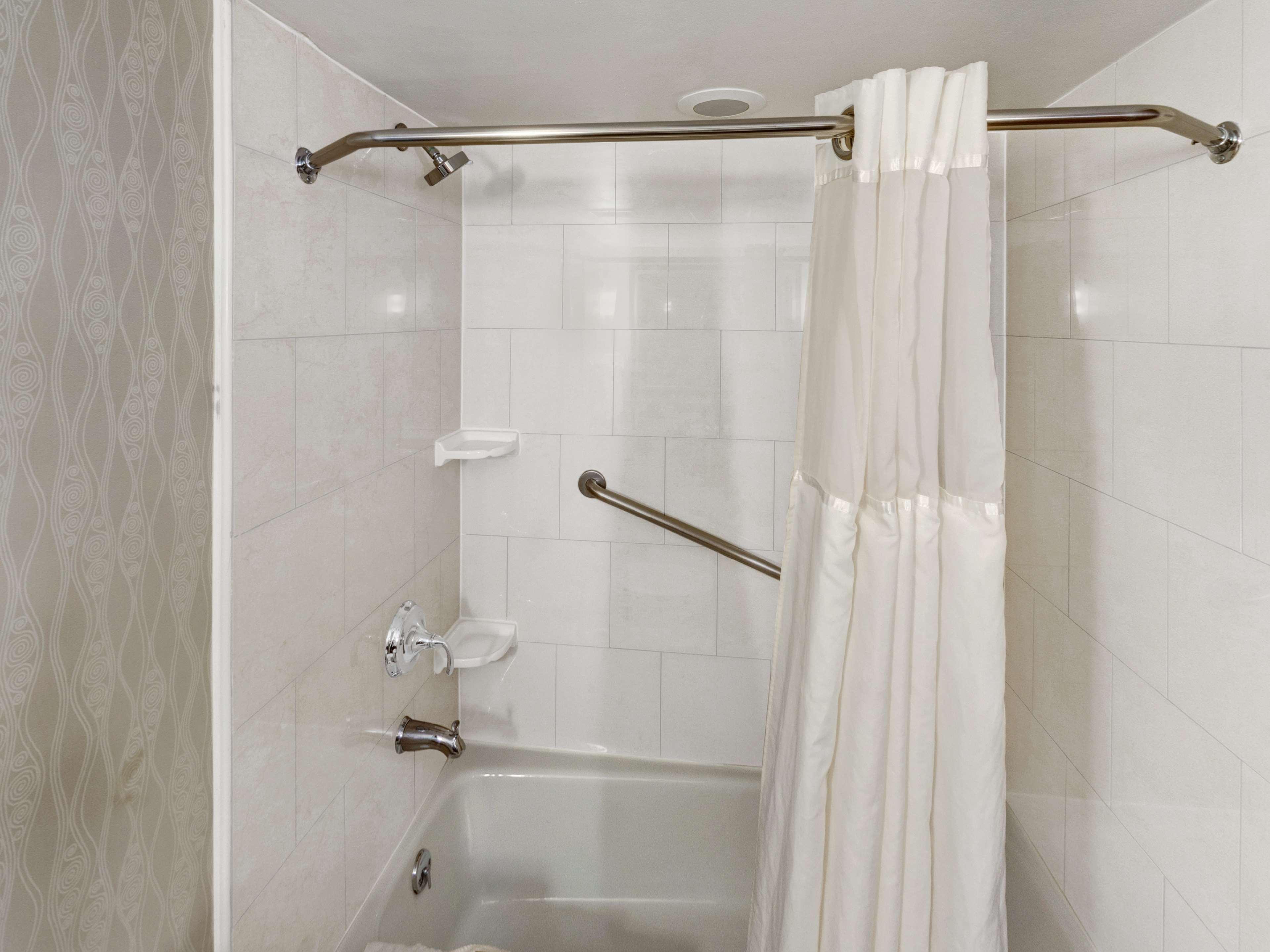 מלון Doubletree By Hilton Wichita Airport מראה חיצוני תמונה