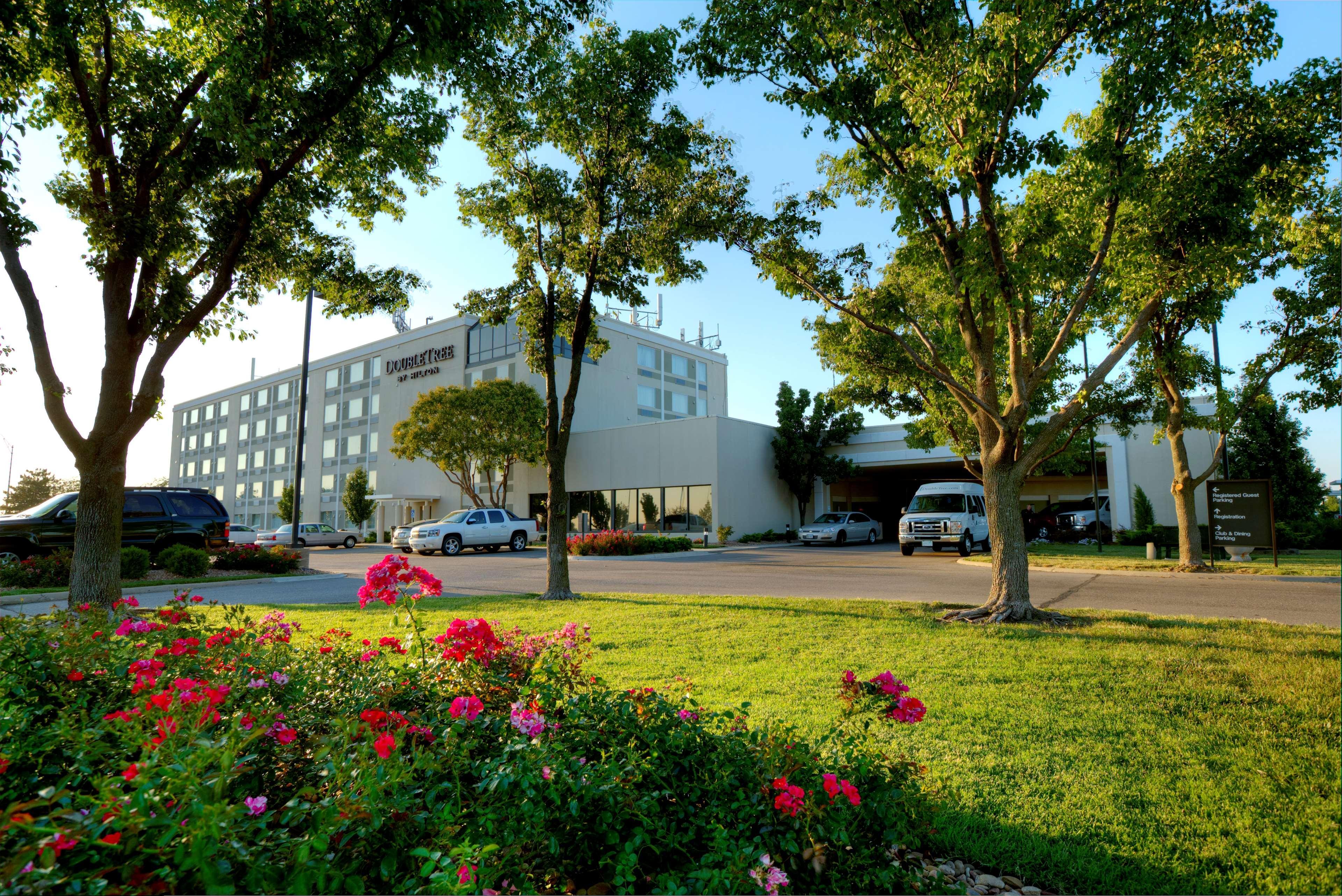 מלון Doubletree By Hilton Wichita Airport מראה חיצוני תמונה