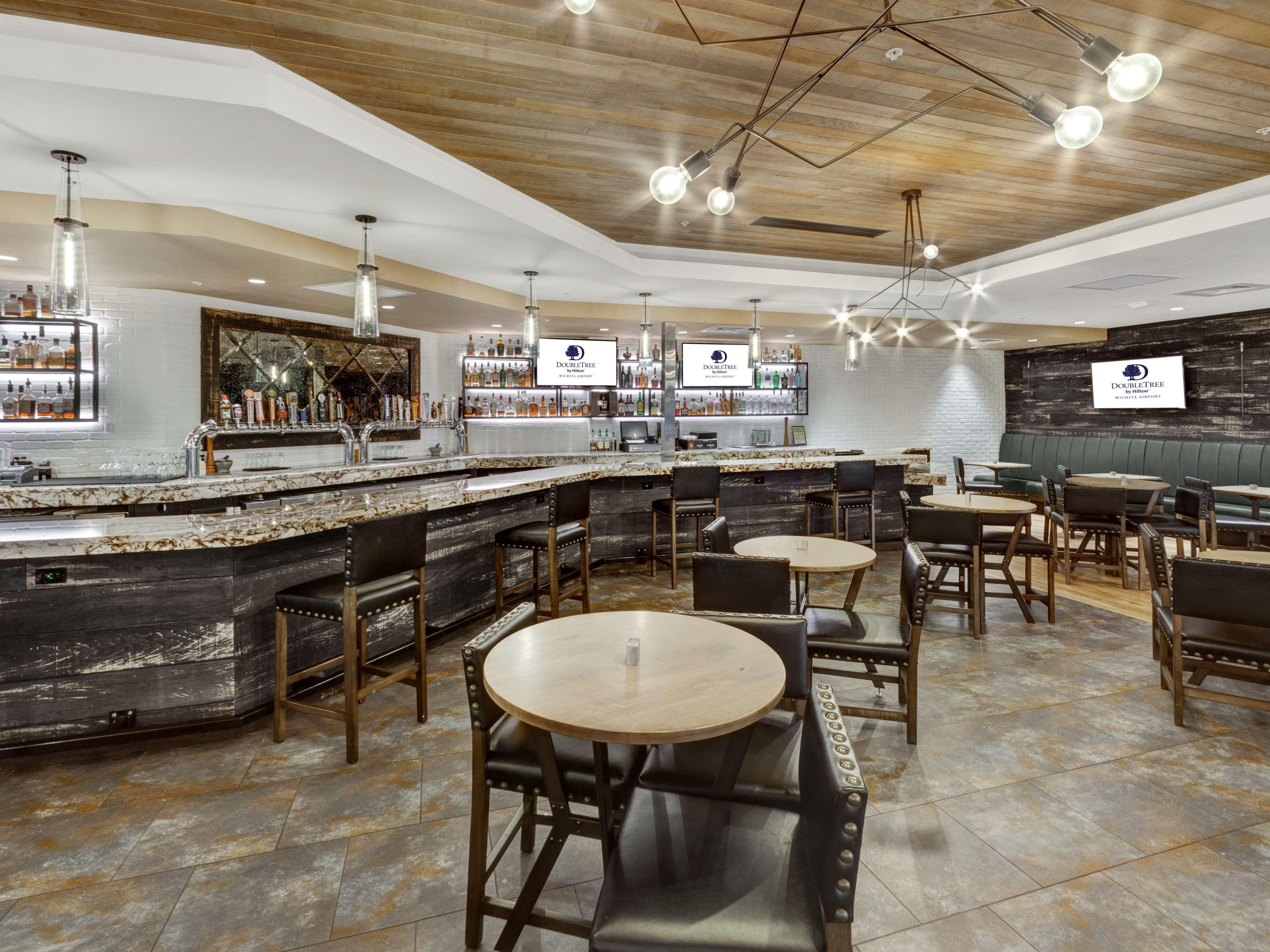 מלון Doubletree By Hilton Wichita Airport מראה חיצוני תמונה