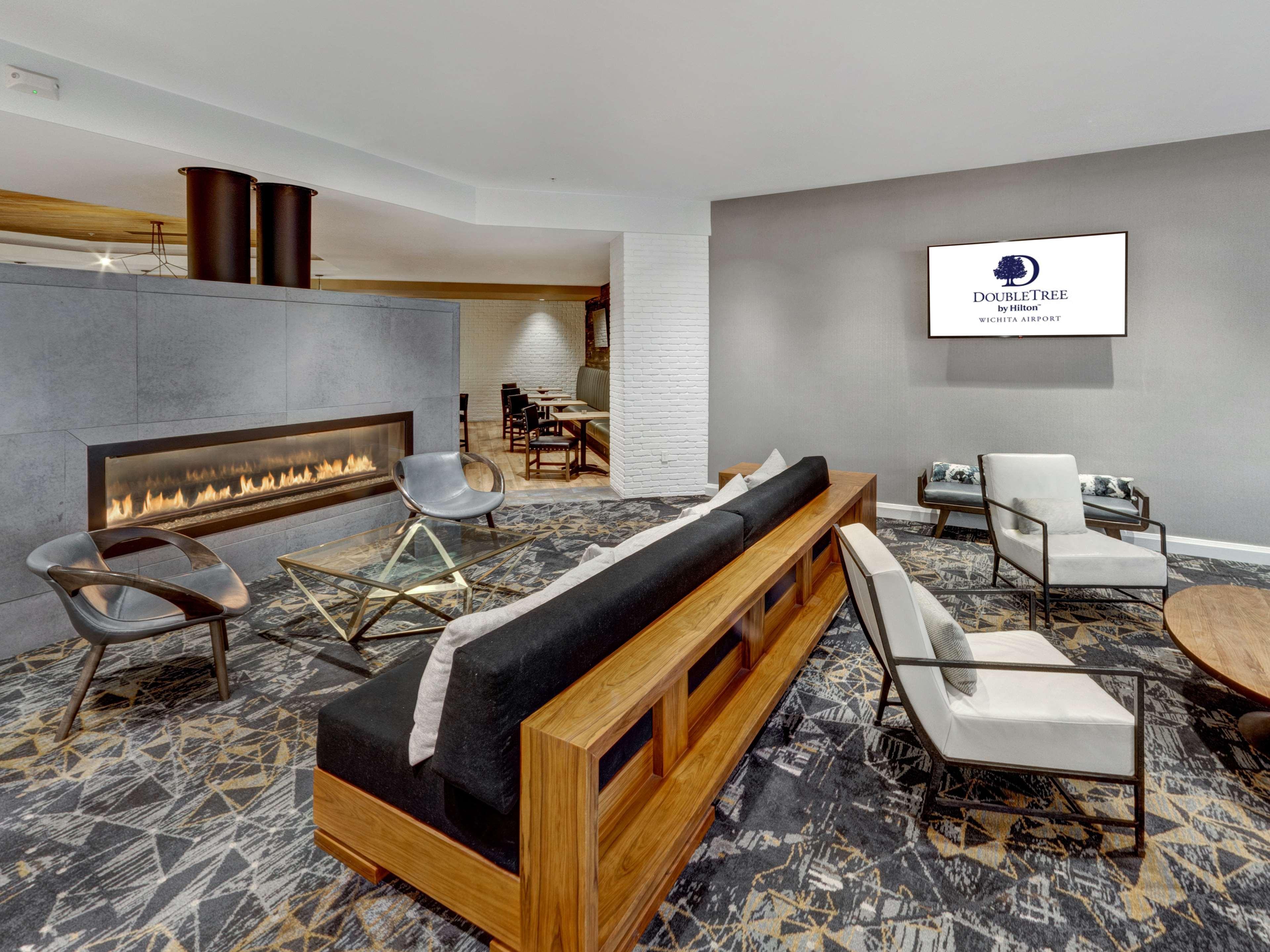 מלון Doubletree By Hilton Wichita Airport מראה חיצוני תמונה