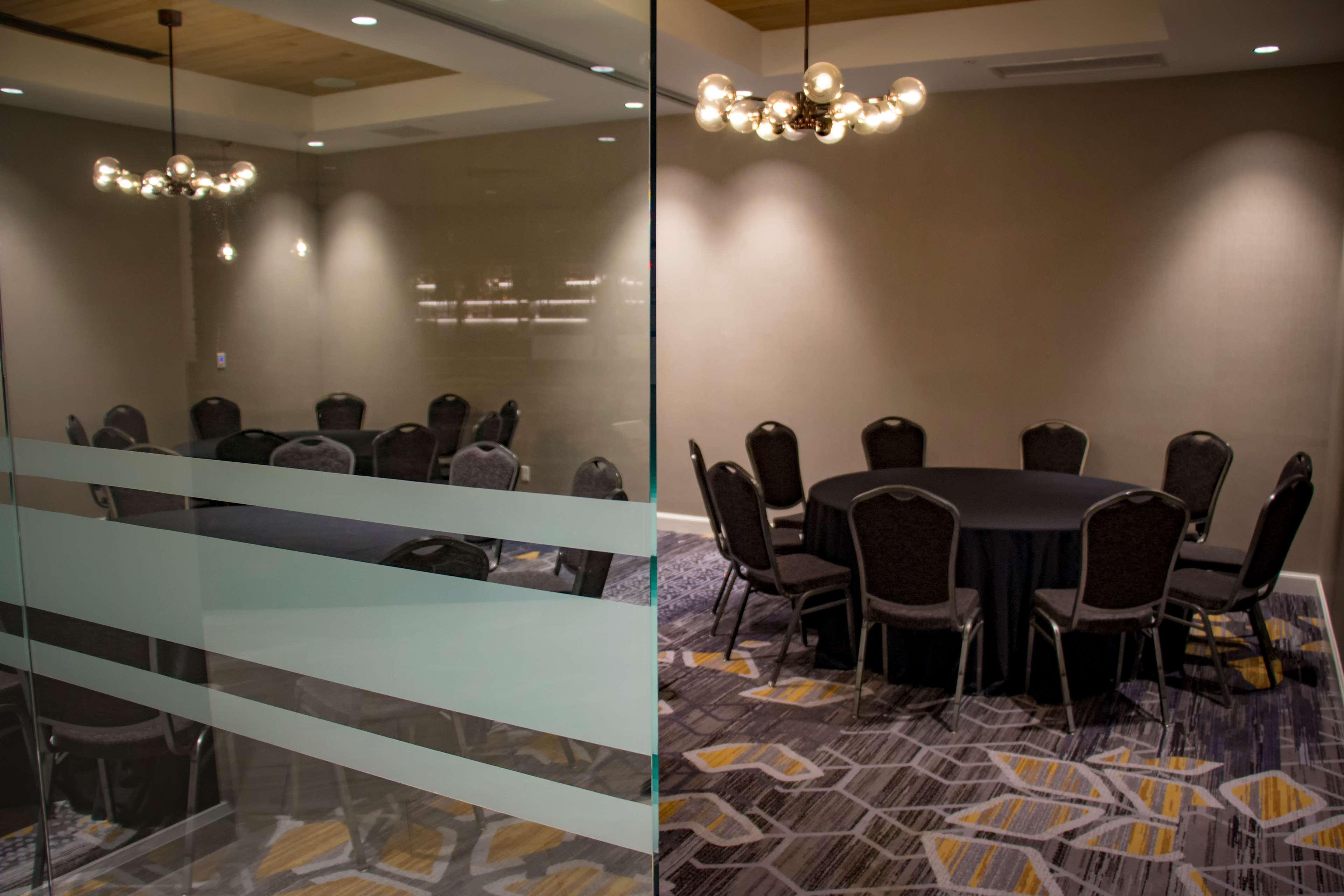 מלון Doubletree By Hilton Wichita Airport מראה חיצוני תמונה