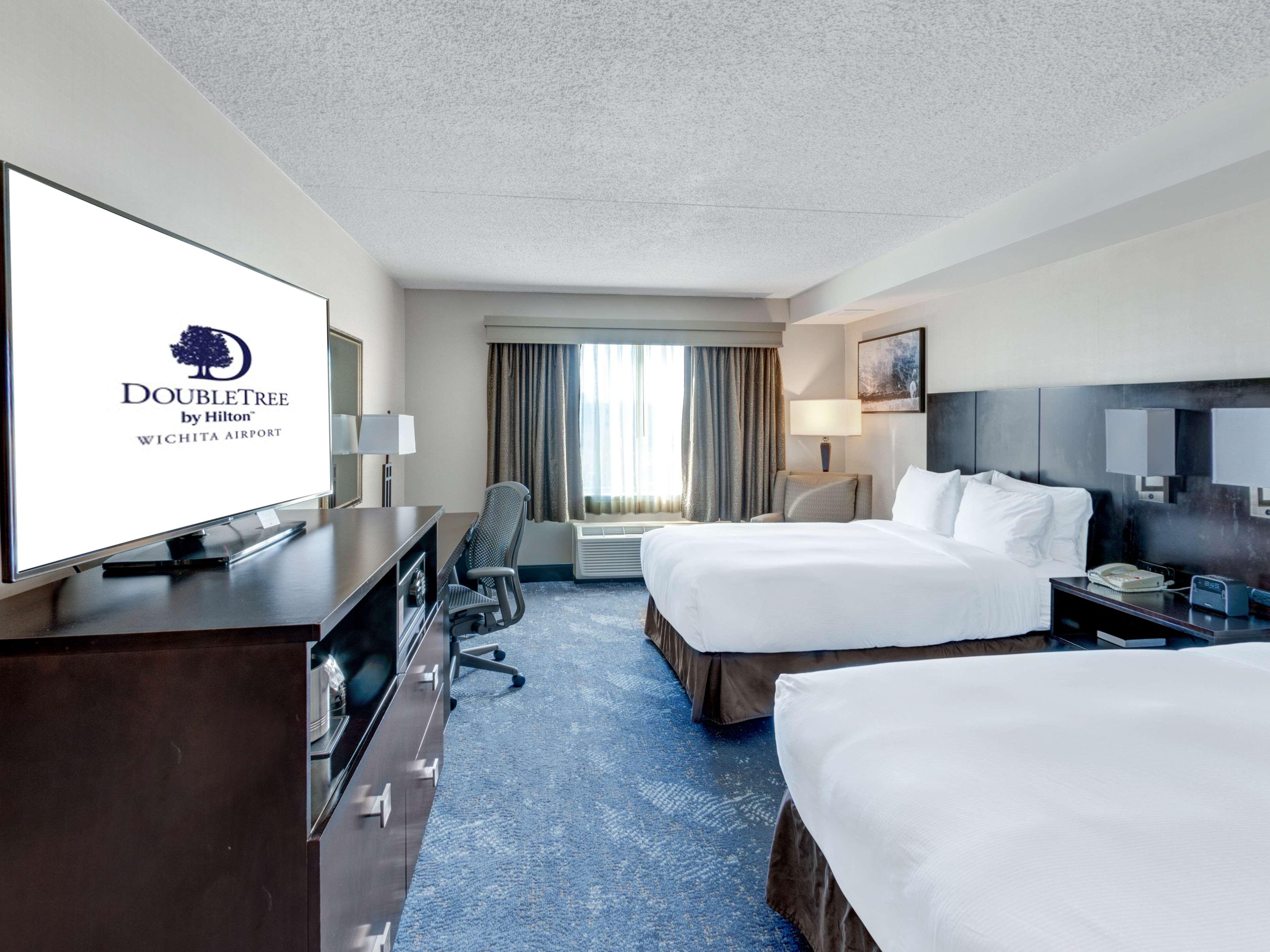 מלון Doubletree By Hilton Wichita Airport מראה חיצוני תמונה