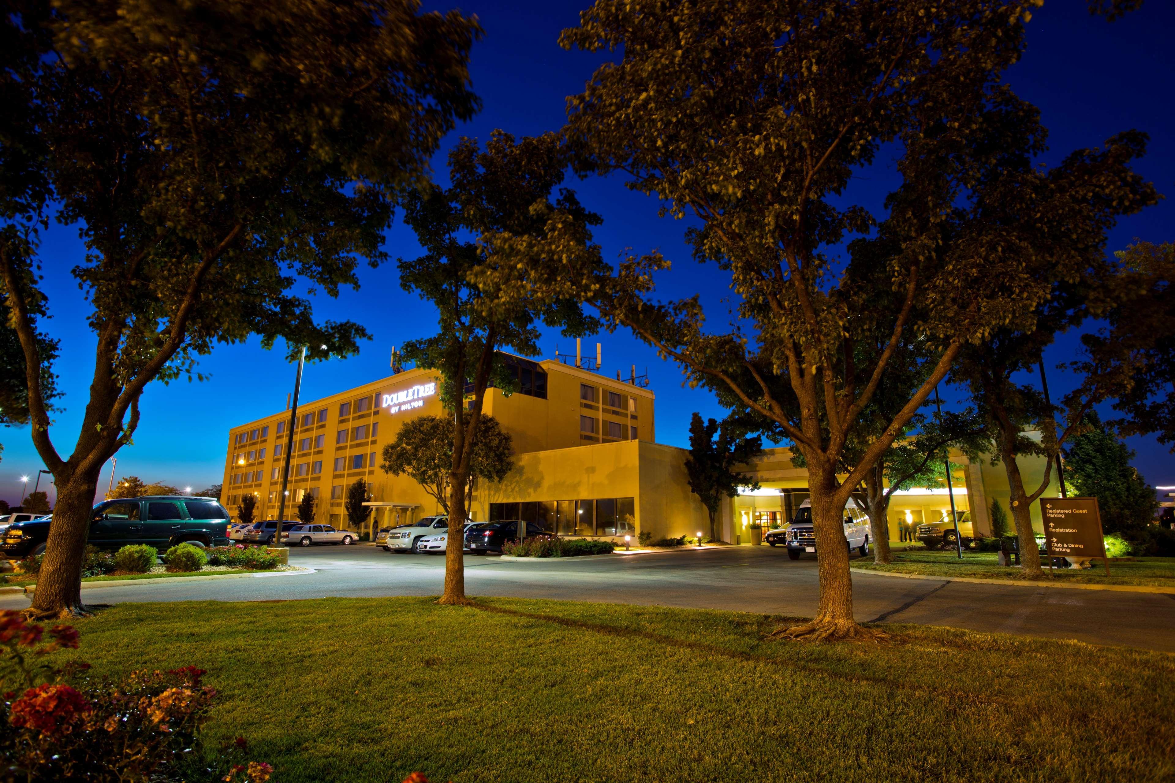 מלון Doubletree By Hilton Wichita Airport מראה חיצוני תמונה