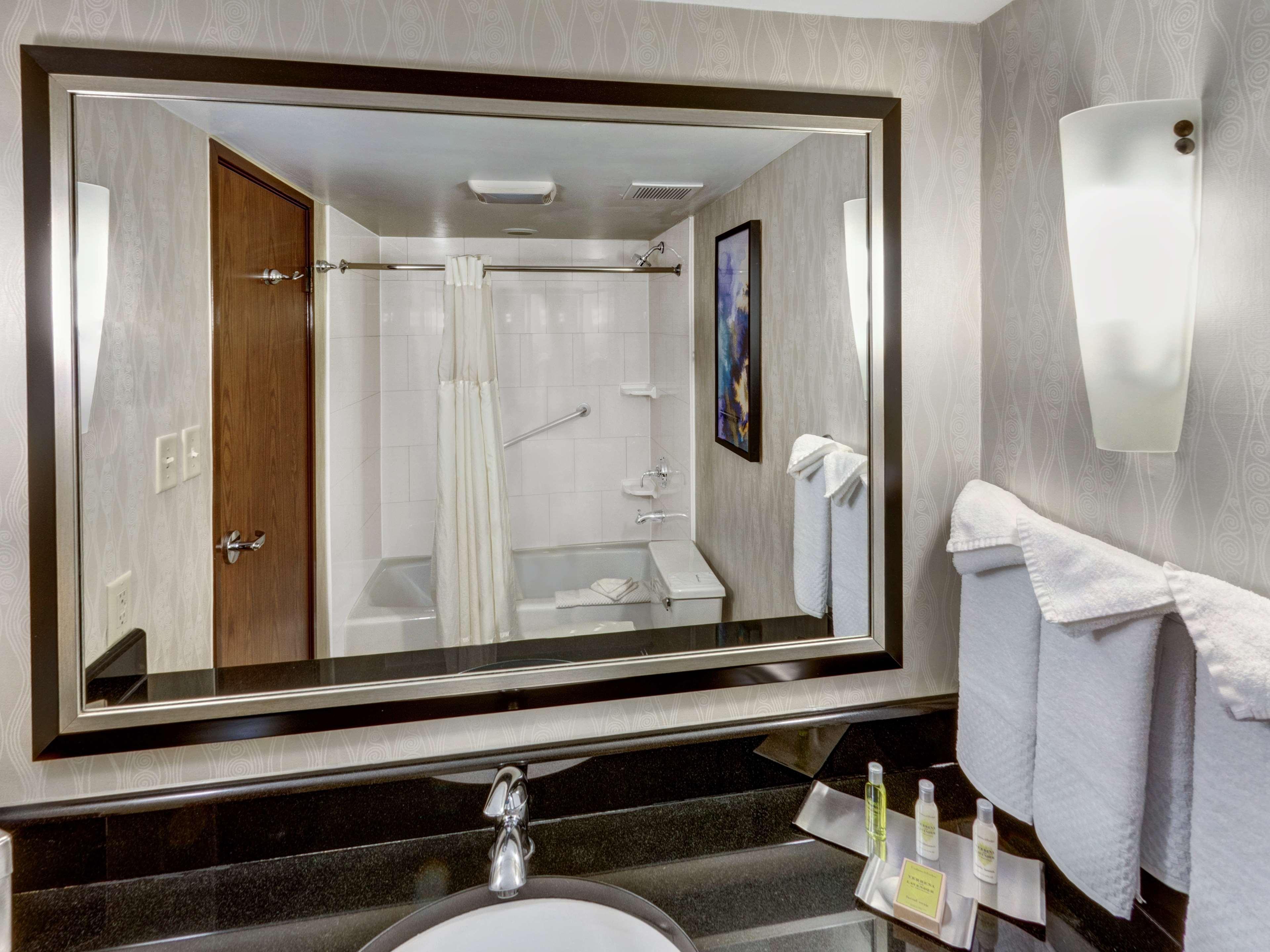 מלון Doubletree By Hilton Wichita Airport מראה חיצוני תמונה