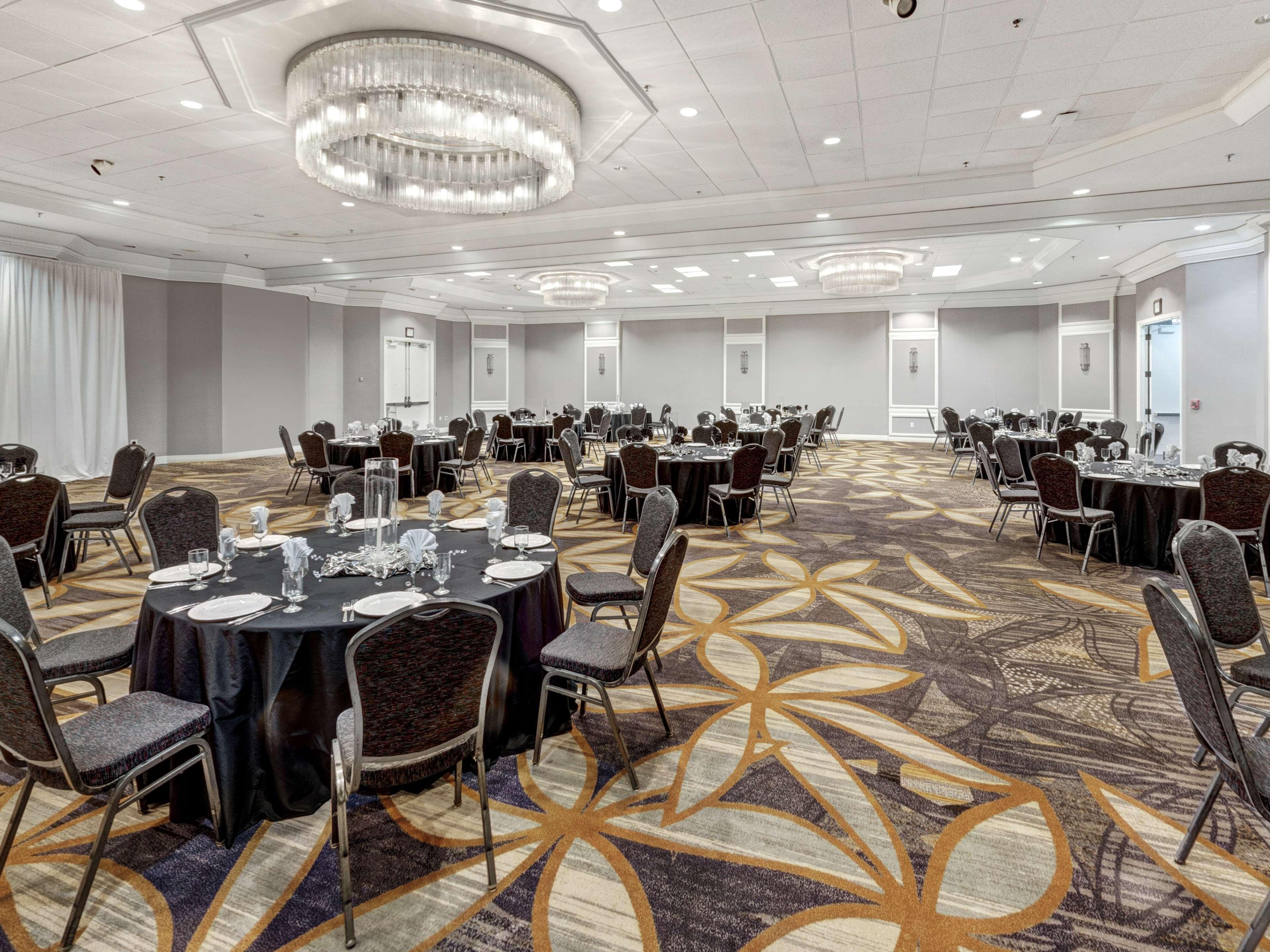 מלון Doubletree By Hilton Wichita Airport מראה חיצוני תמונה