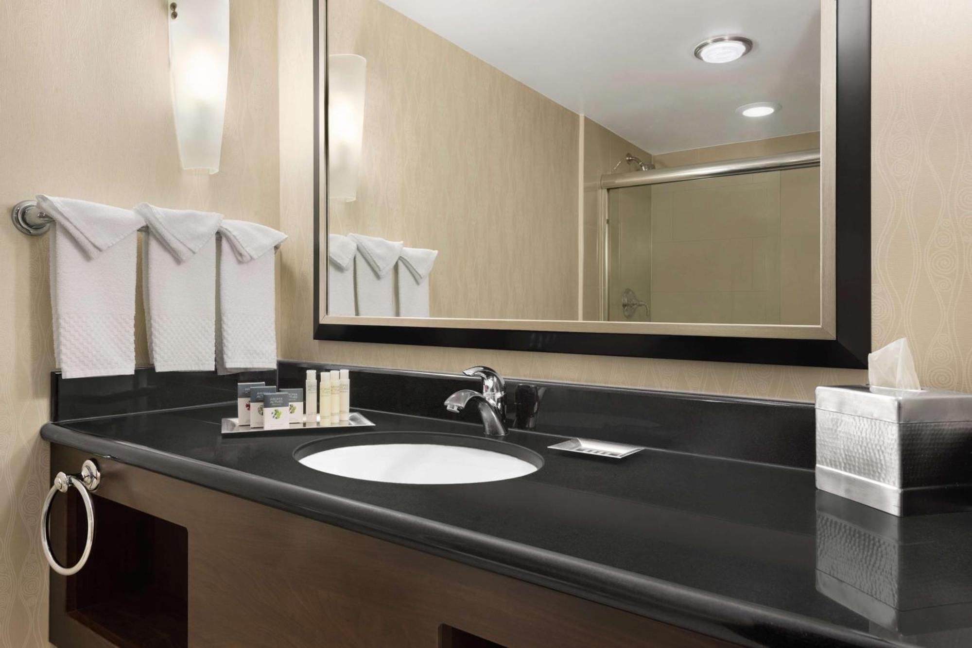 מלון Doubletree By Hilton Wichita Airport מראה חיצוני תמונה