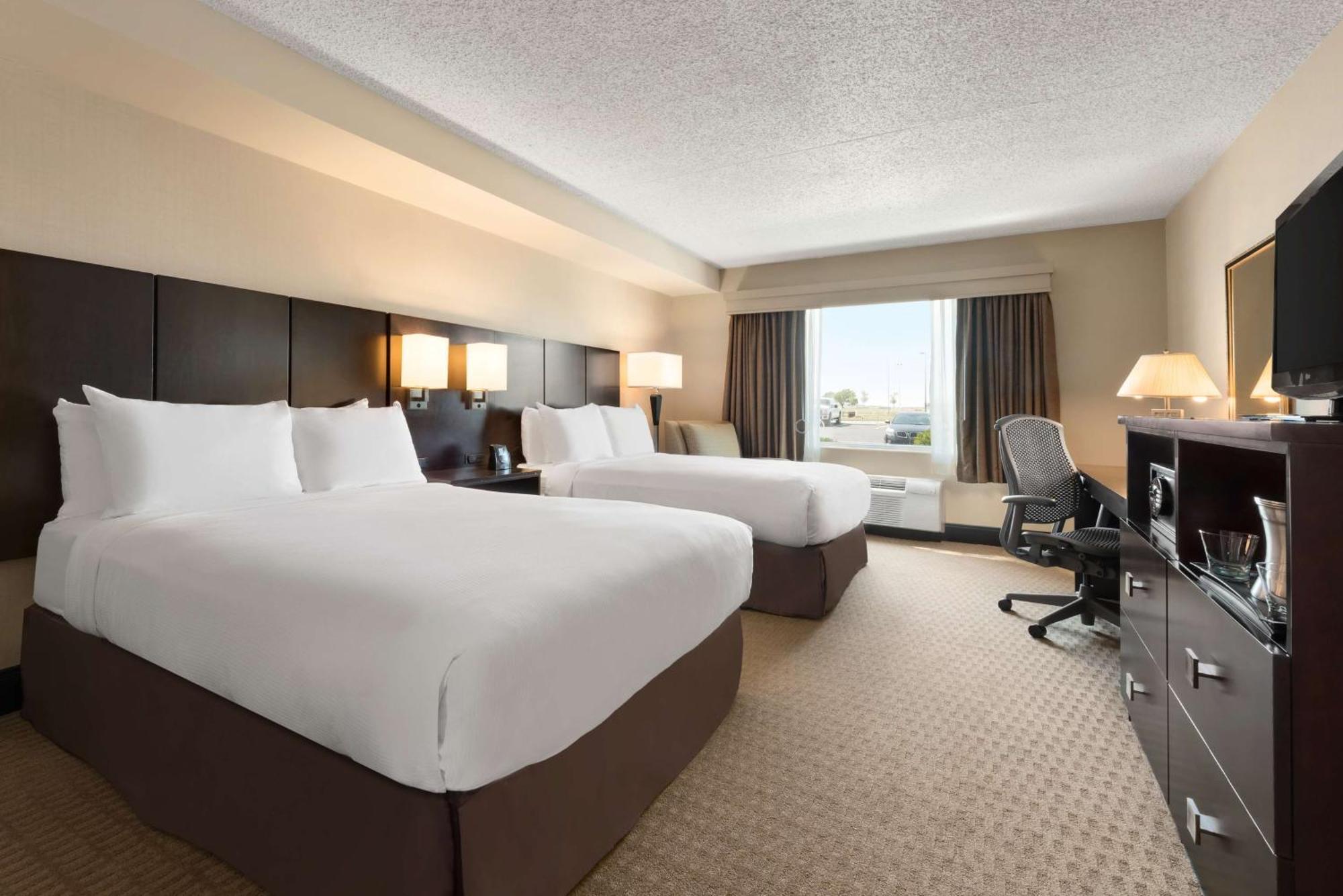 מלון Doubletree By Hilton Wichita Airport מראה חיצוני תמונה