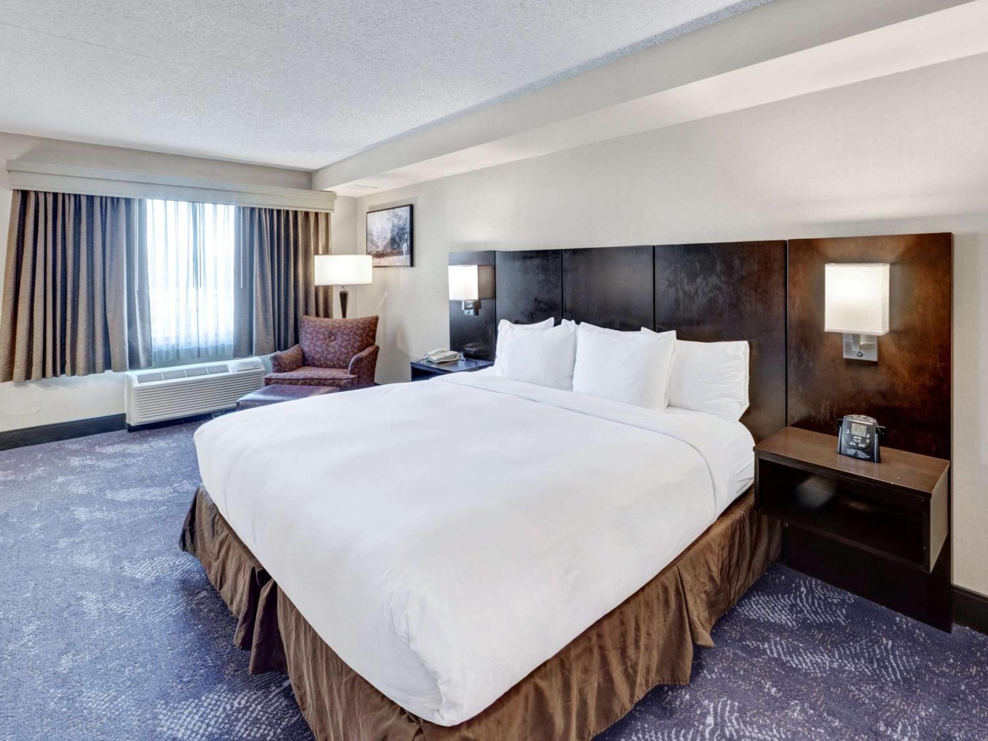 מלון Doubletree By Hilton Wichita Airport מראה חיצוני תמונה