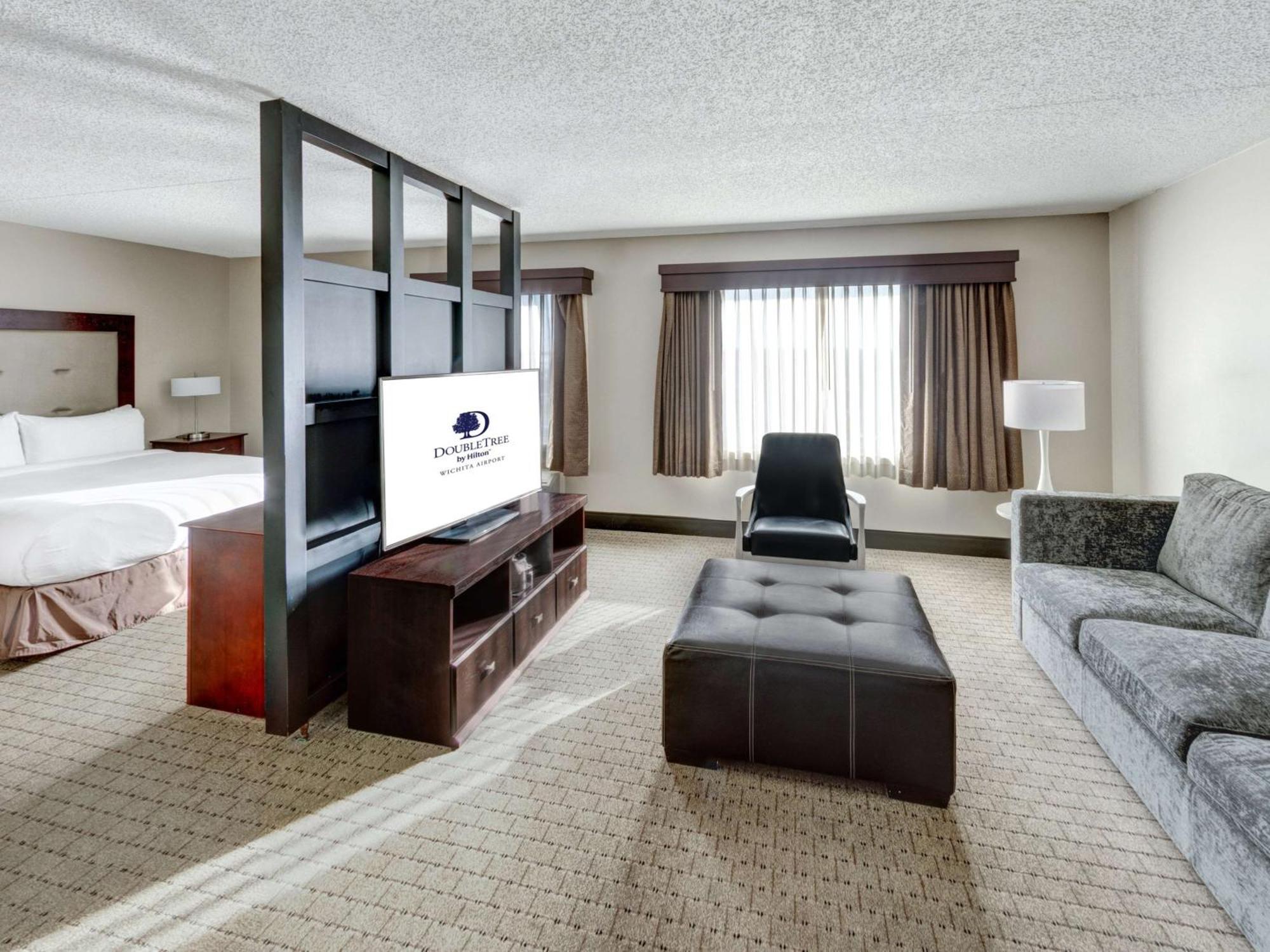 מלון Doubletree By Hilton Wichita Airport מראה חיצוני תמונה
