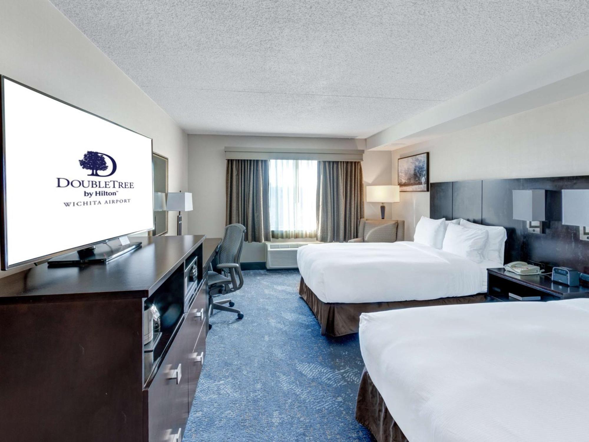 מלון Doubletree By Hilton Wichita Airport מראה חיצוני תמונה