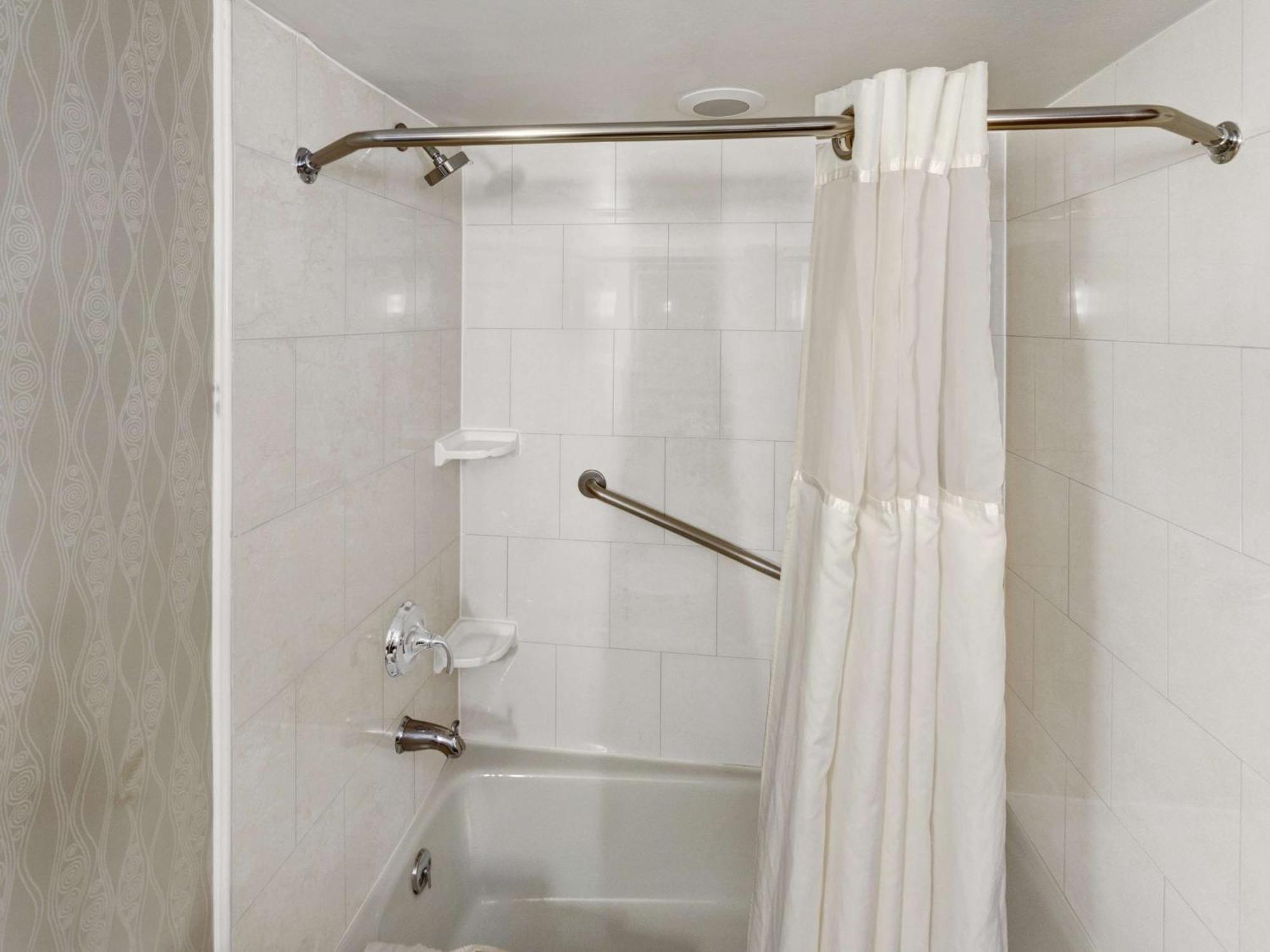 מלון Doubletree By Hilton Wichita Airport מראה חיצוני תמונה