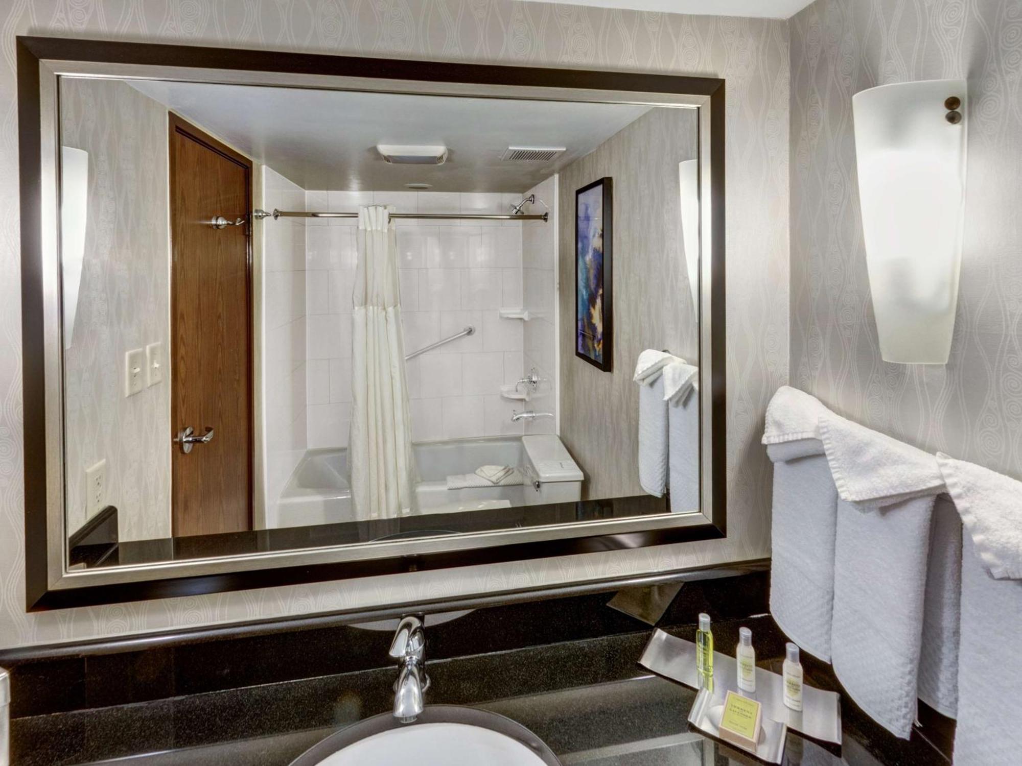 מלון Doubletree By Hilton Wichita Airport מראה חיצוני תמונה