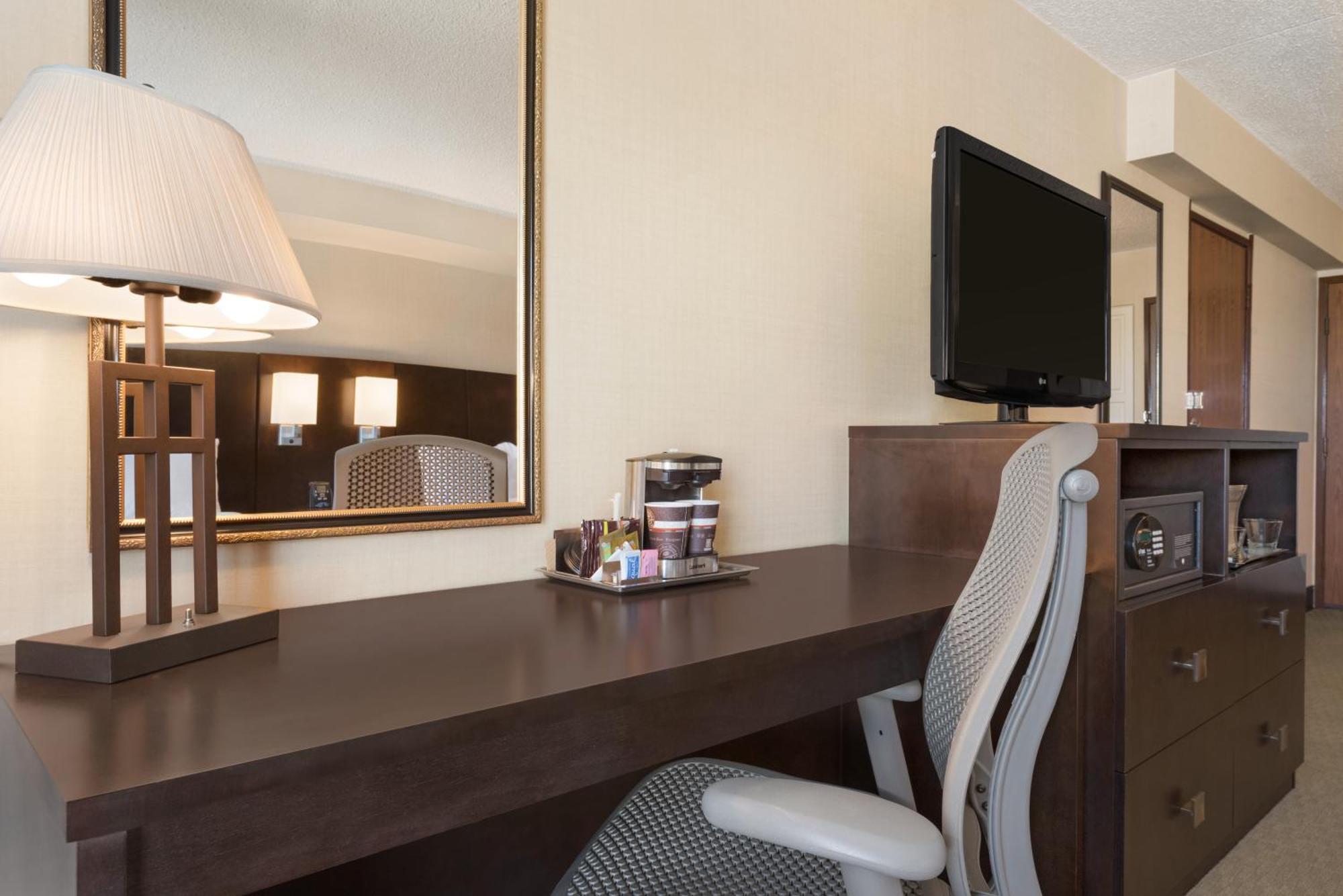 מלון Doubletree By Hilton Wichita Airport מראה חיצוני תמונה