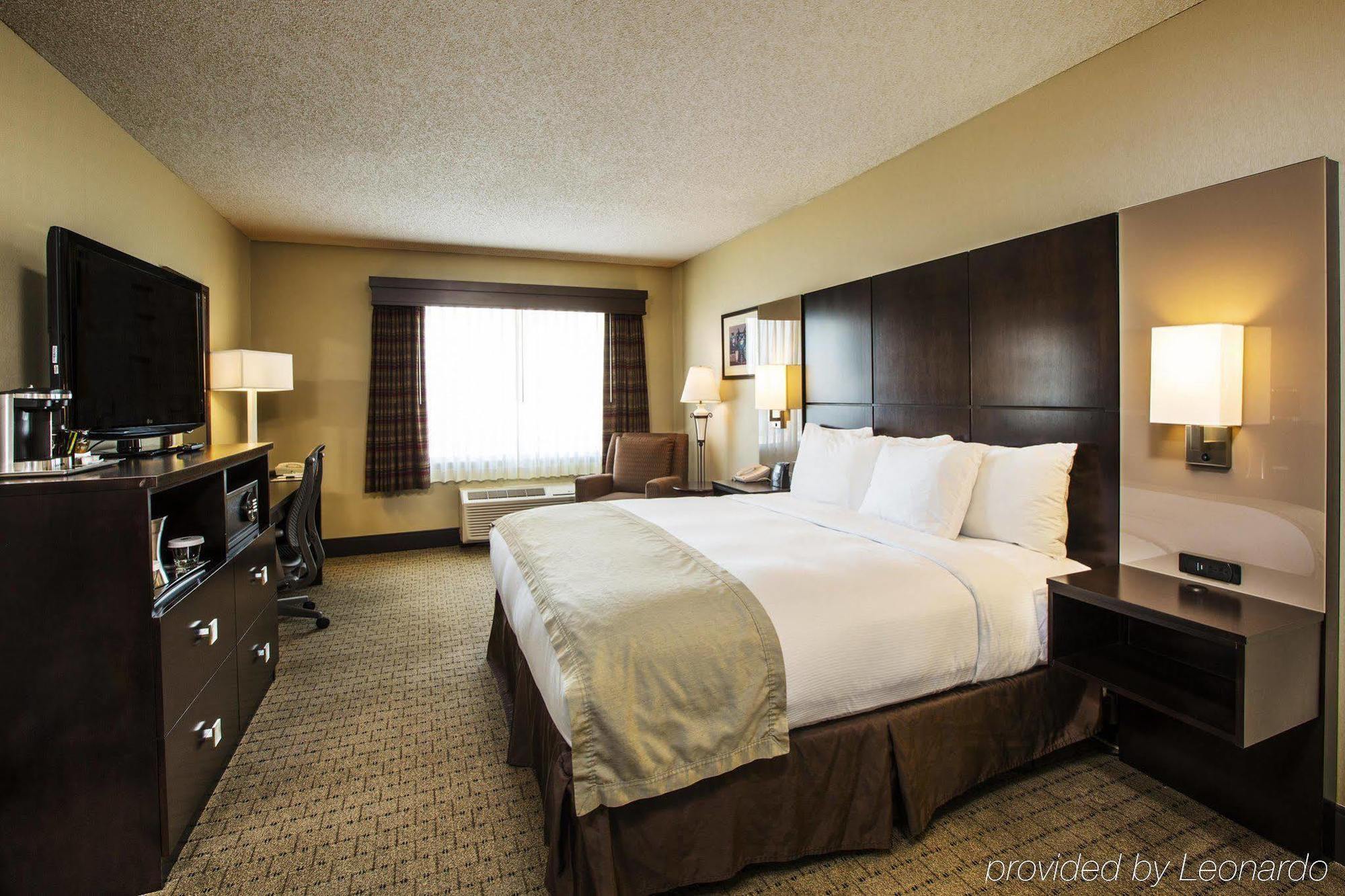 מלון Doubletree By Hilton Wichita Airport מראה חיצוני תמונה