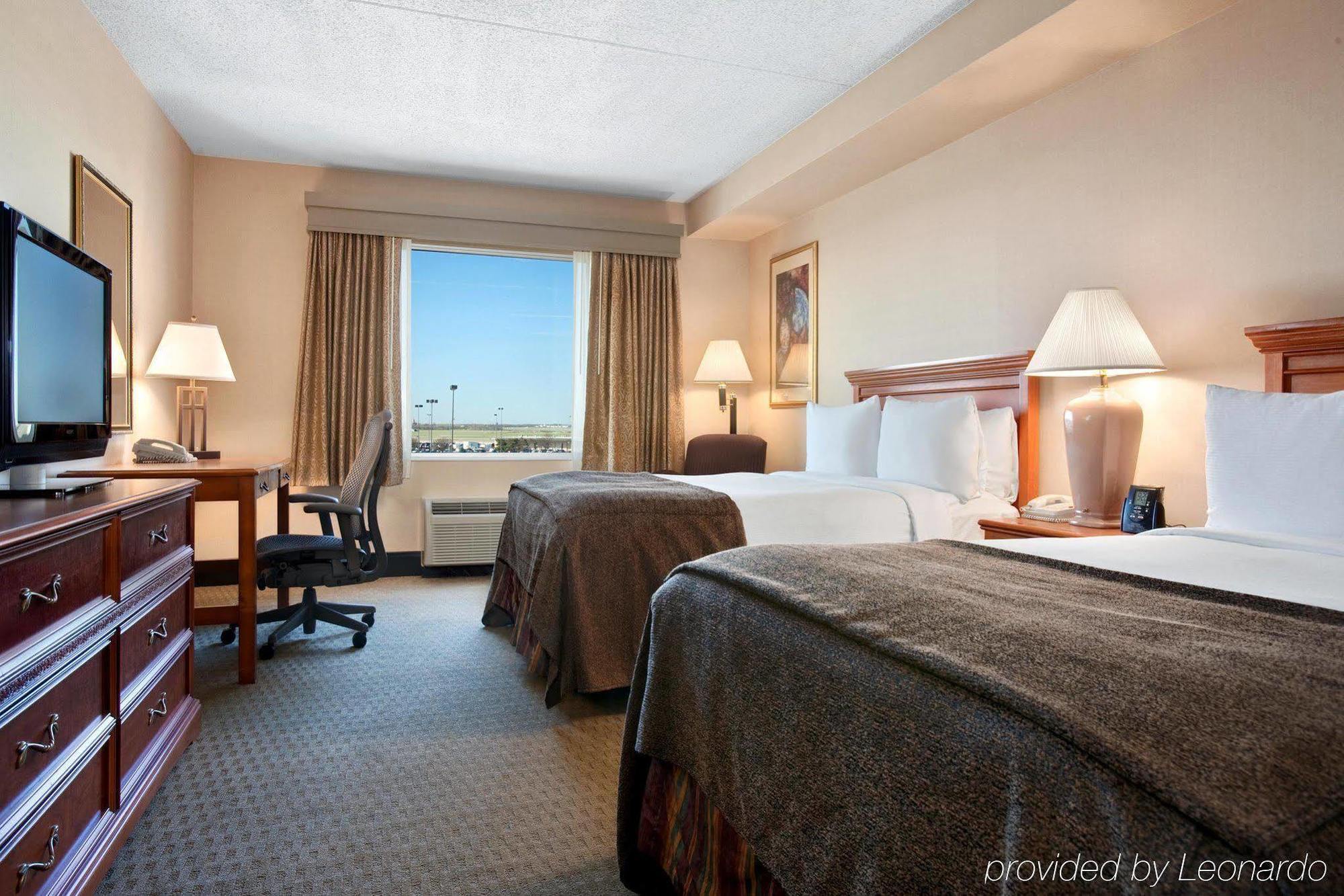 מלון Doubletree By Hilton Wichita Airport מראה חיצוני תמונה