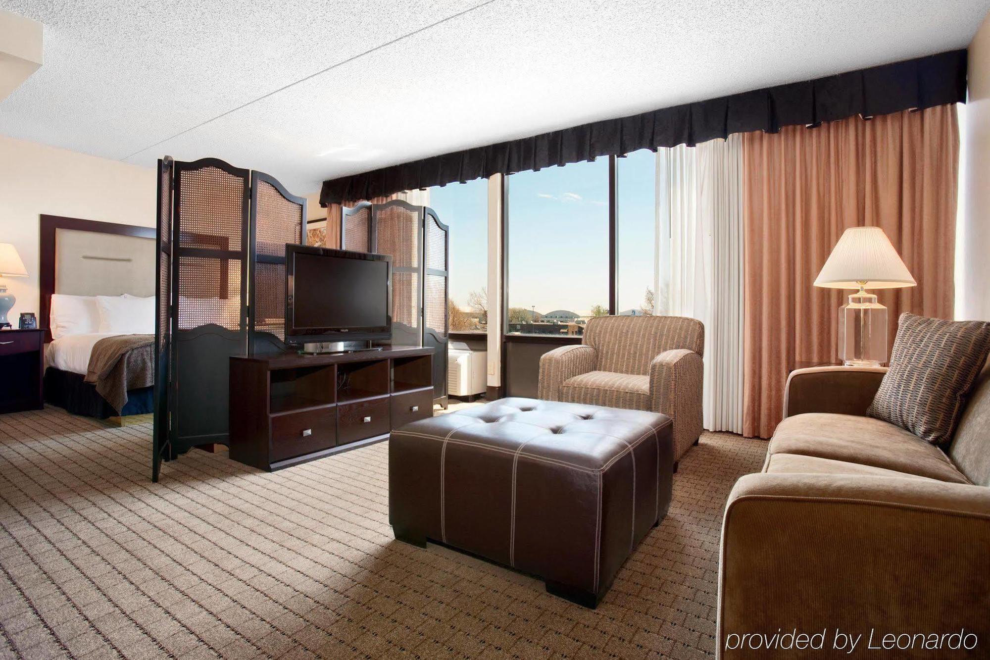 מלון Doubletree By Hilton Wichita Airport חדר תמונה