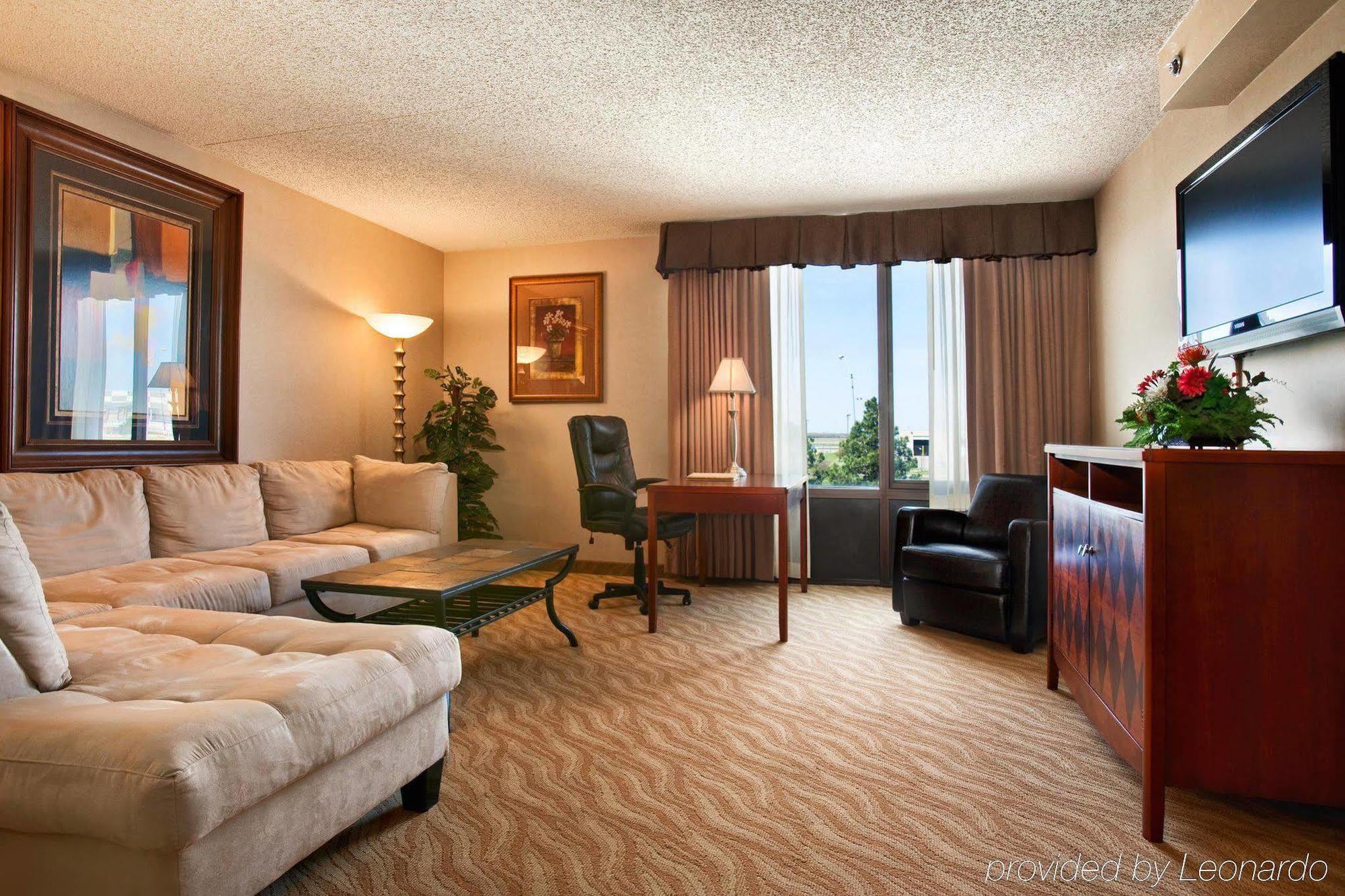 מלון Doubletree By Hilton Wichita Airport חדר תמונה