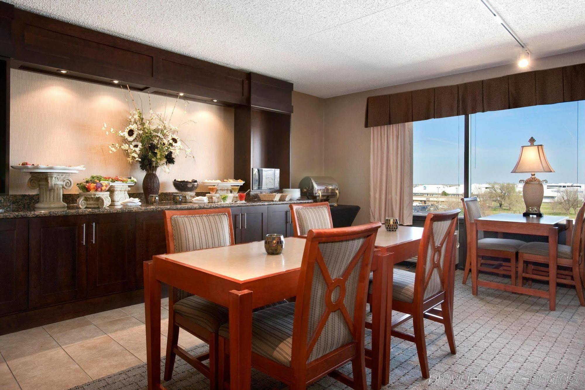 מלון Doubletree By Hilton Wichita Airport מסעדה תמונה